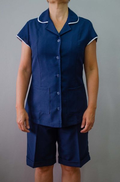 Conjunto de bermuda com gola, bolso,  manga mais curta, viéis e botão