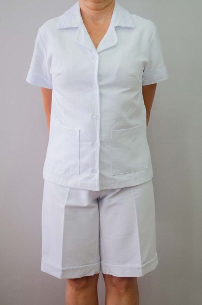 Conjunto de bermuda com gola, manga, bordado 5 cm e botão