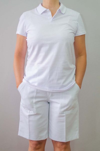 Camisa polo feminina branca e Bermuda brim branca bolsos