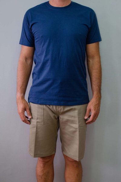 Camisa de malha unissex marinho e Bermuda de Brim para serviços Gerais caqui