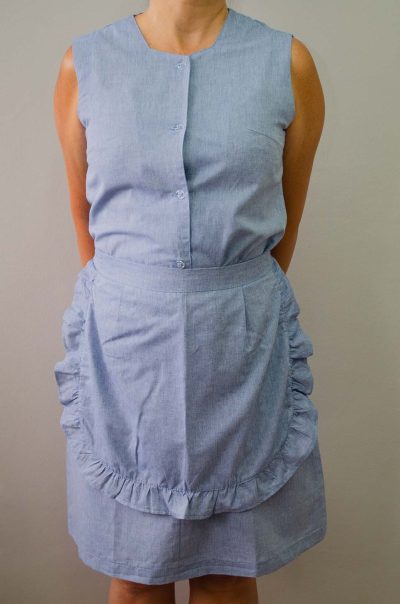 Conjunto de vestido sem gola, sem manga, com botão